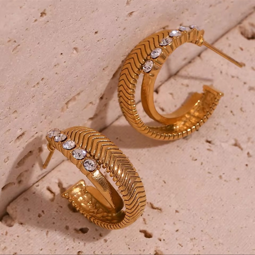 ◾️18k Gold Plated Herryingbone Snake Chain Cross earrings